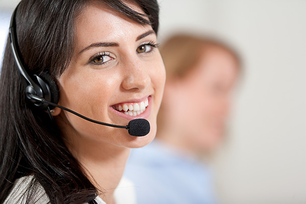 women-in-a-busy-call-centre-l